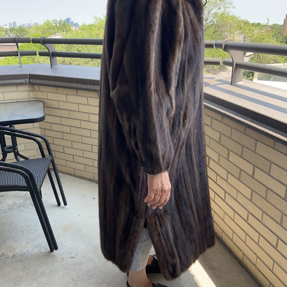 Beautiful Alfred Sung mink coat for sale in mint condition. Size 10-12 - Picture 11 of 15